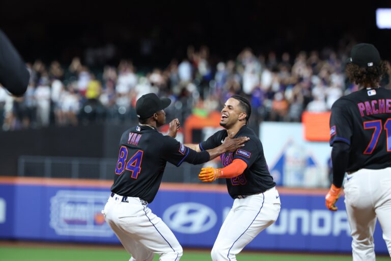 Mets dejan tendidos a los Brewers en entradas extra con dramático triunfo