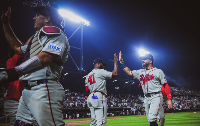 Kyle Schwarber conecta dos jonrones y Phillies vencen a Twins en el campo de los sueños