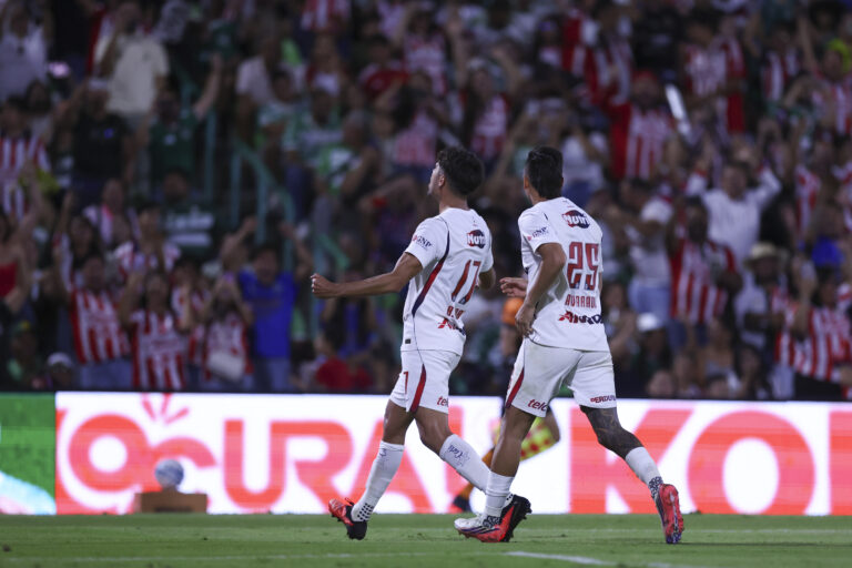 Chivas se lleva el triunfo ante Santos con polémico penal