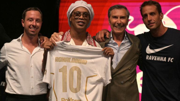 Ronaldinho llega al Ravenna con la ilusión de ganar y hacer una temporada espectacular