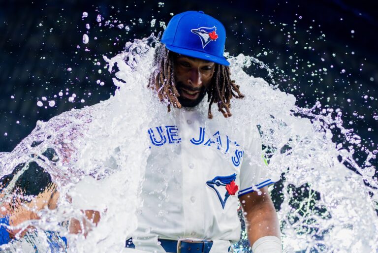 Blue Jays resisten ante Red Sox y se llevan cerrado triunfo en Toronto