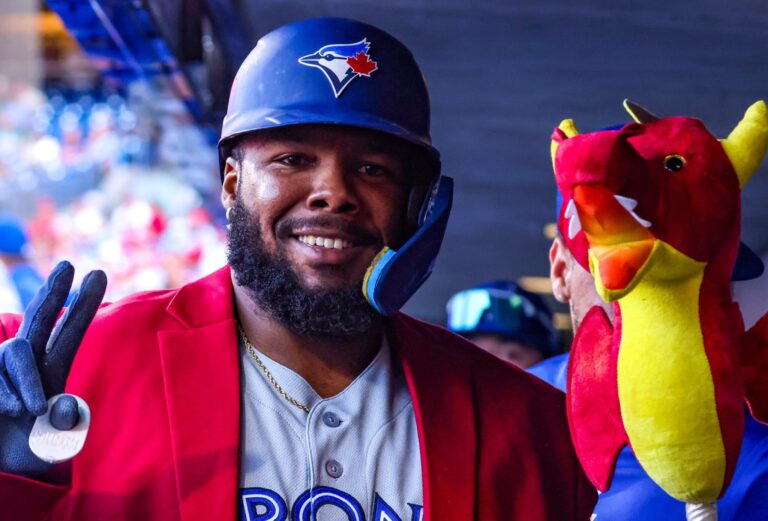 Vladimir Guerrero Jr. brilla con jonrón y Toronto vence a Philadelphia en 11 entradas