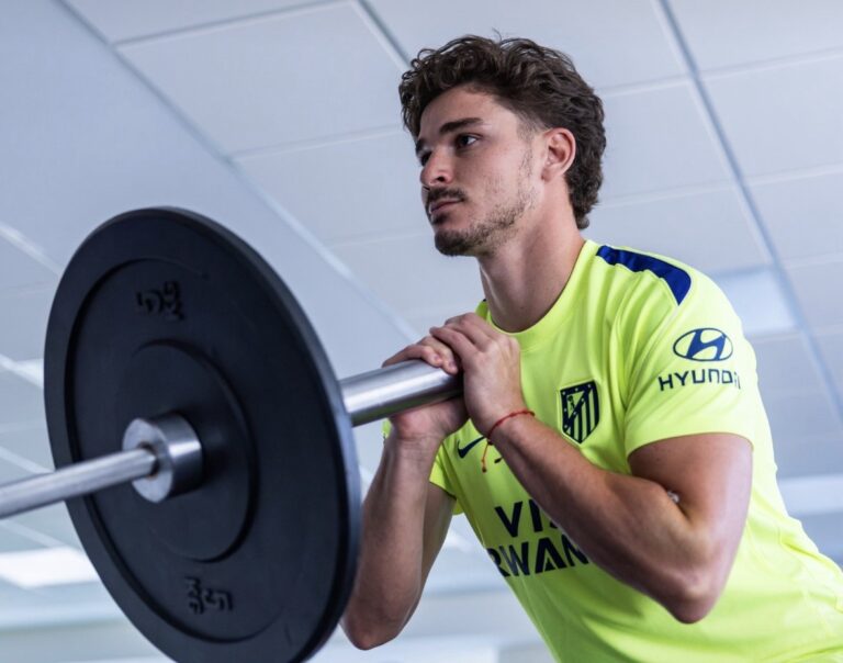 Julián Álvarez vuelve al Atlético de Madrid y espera definir pronto su futuro