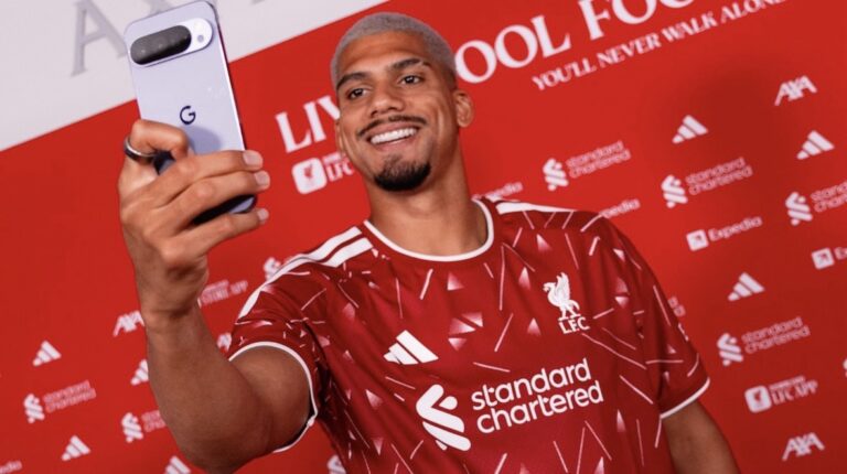 Ronald Araújo es presentado con el Liverpool