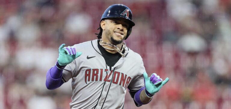 Ketel Marte regresa a Phoenix para realizarse una resonancia en la rodilla