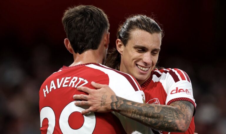 Arsenal arranca la defensa del título con triunfo contundente