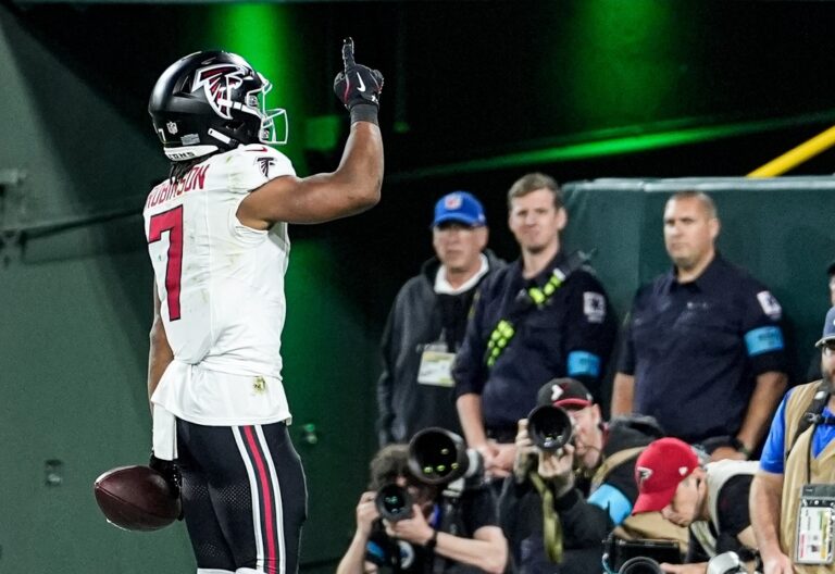 Bijan Robinson brilla en triunfo de los Falcons