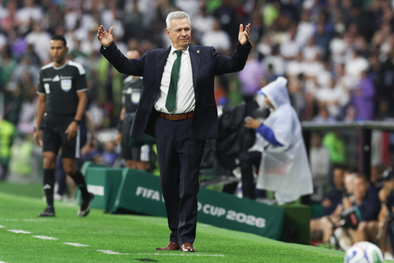 Javier Aguirre vuelve a LaLiga con una misión conocida: levantar al Valencia
