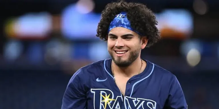 Rays vencen a Rangers en duelo de batazos y resisten reacción en la novena
