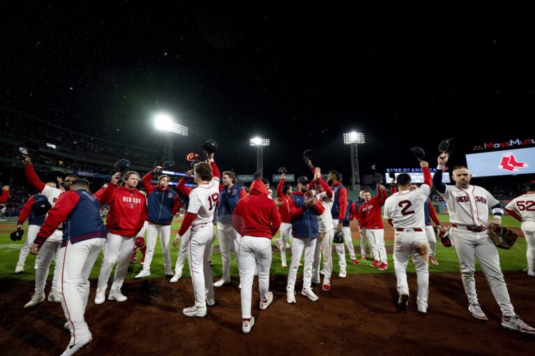 Medias Rojas cierran su temporada regular en Fenway Park con doble victoria ante Cachorros