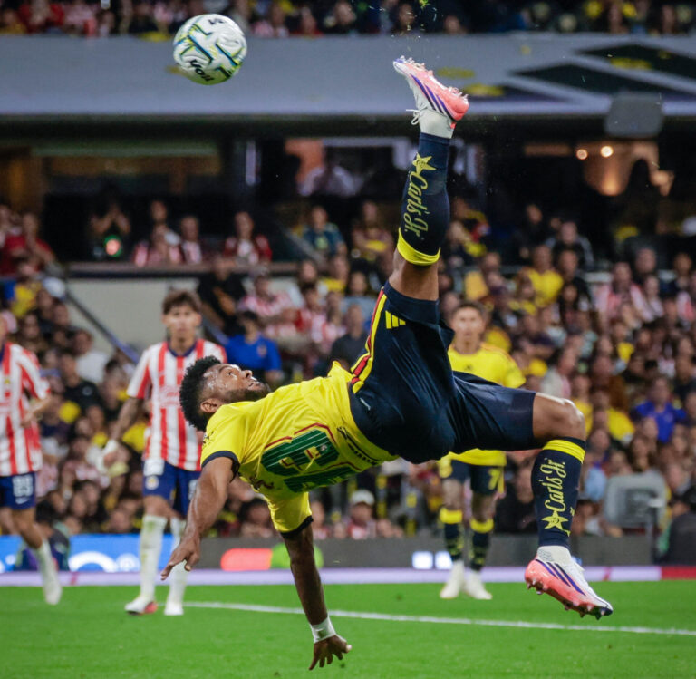 América protagoniza espectacular remontada y rescata el empate ante Chivas