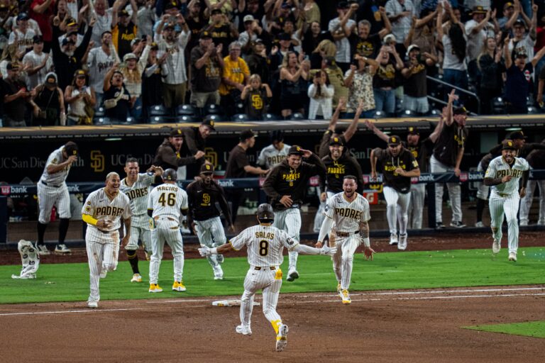 Padres acarician su boleto a los playoffs tras vencer a los Dodgers