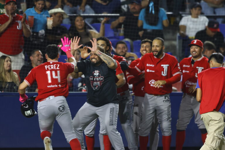 Toros apalea a Sultanes y queda a un triunfo de la Serie del Rey