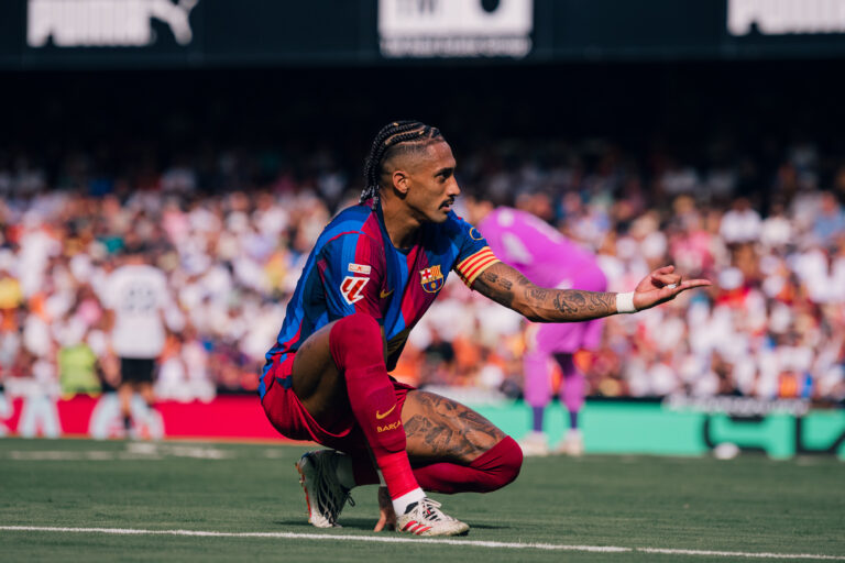Barcelona aplasta al Valencia y toma el liderato de LaLiga