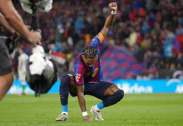 Raphinha se siente cómodo como delantero tras su triplete con Barcelona