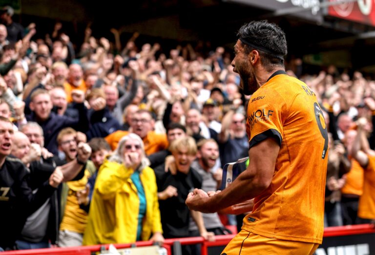 Raúl Jiménez le da el triunfo a los Wolves en el último minuto