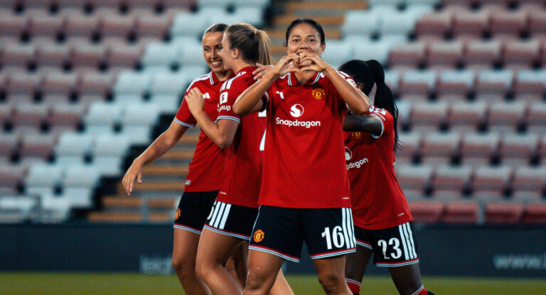 Rebeca Bernal brilla con dos goles en el Manchester United