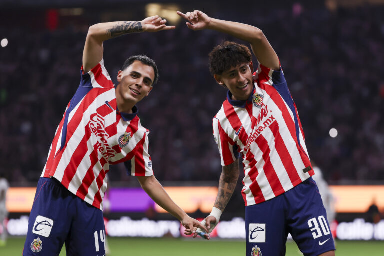 Chivas arrolla a Pumas y se adueña del liderato de la Liga MX