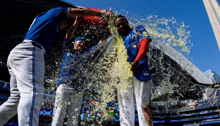 Blue Jays explotan con tres jonrones en la quinta y vencen 8-1 a Orioles