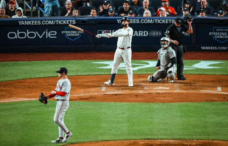Yankees barren a los Red Sox y avanzan a la Serie Divisional
