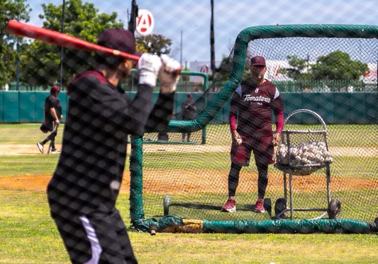 Tomateros afina fundamentos y pitcheo en su sexto día de pretemporada