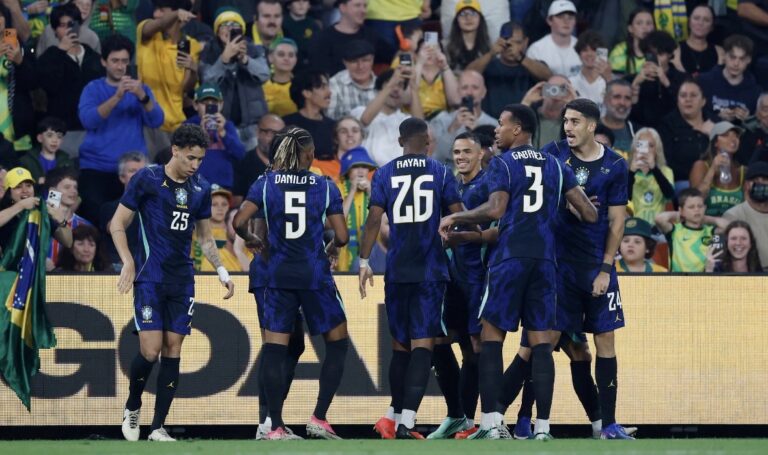 Brasil sobrevive al intercambio de golpes y vence 4-2 a Australia