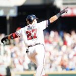 Bravos remontan ante Phillies y quedan a un triunfo de avanzar en los playoffs