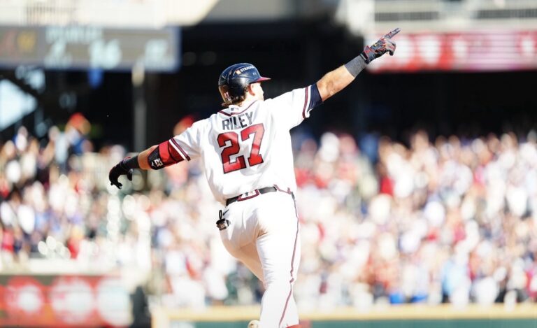 Bravos remontan ante Phillies y quedan a un triunfo de avanzar en los playoffs