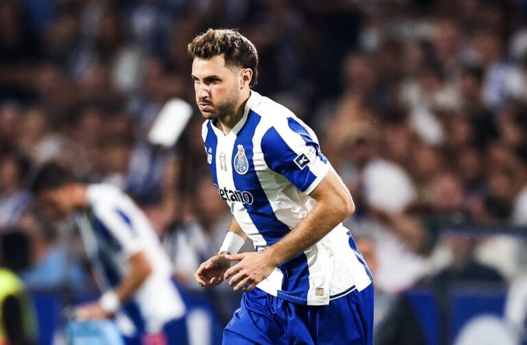 Santiago Giménez debuta con el Porto en victoria sobre Moreirense