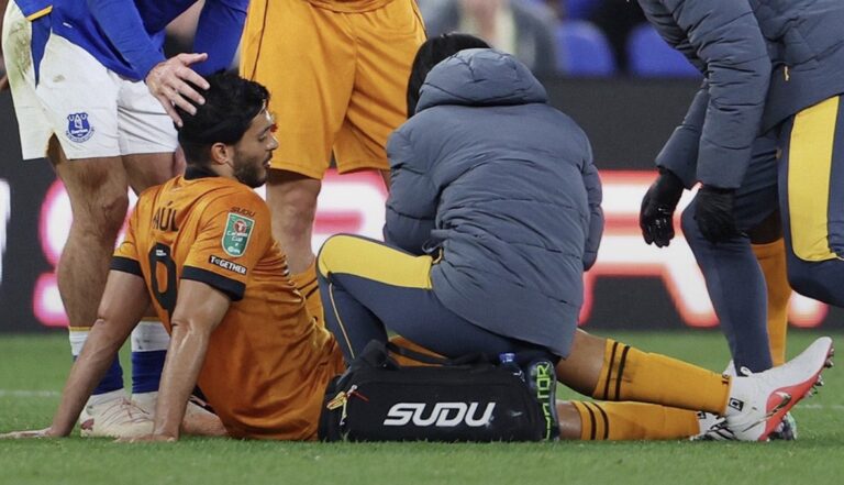 Raúl Jiménez sale lesionado y Wolverhampton cae ante Everton en la Copa de la Liga