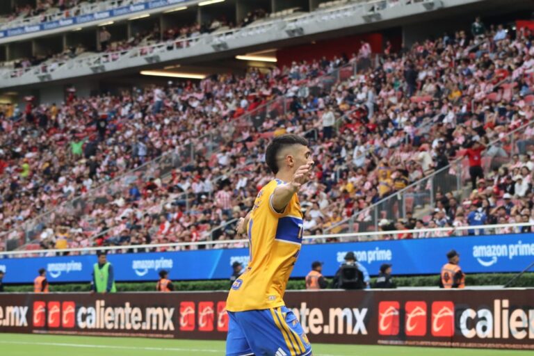 CHIVAS RESCATA EL EMPATE ANTE TIGRES EN EL AKRON