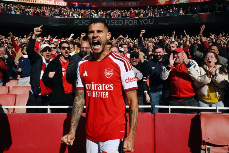 Arsenal remonta al Leeds y sigue firme en la pelea por el liderato de la Premier League