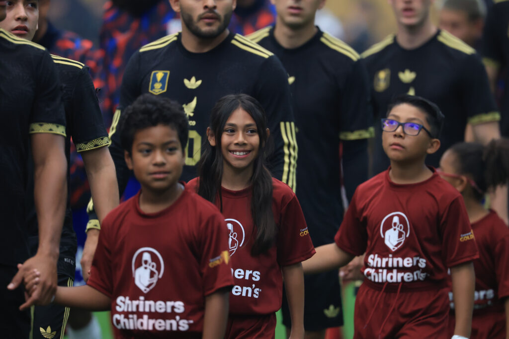 La colaboración se mantendrá en la Copa Oro y las Finales de la Liga de Naciones, además de incorporarse al Campeonato W Concacaf para impulsar la difusión de la atención médica pediátrica