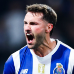 Santiago Giménez aprovecha su primera titularidad y mete al Porto al Final Four