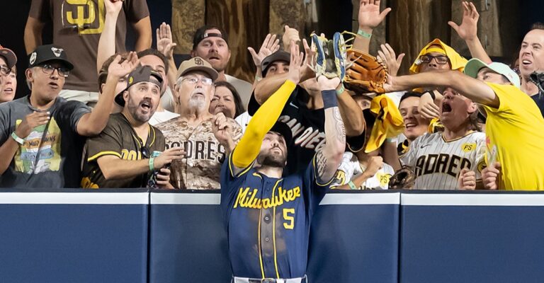 Cerveceros eliminan a Padres y se citan con Dodgers en la Serie de Campeonato
