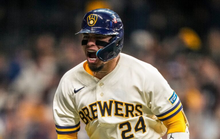 Cerveceros remontan ante Padres y pegan primero en la Serie Divisional