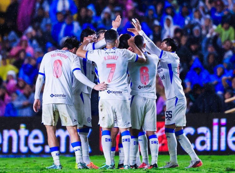 Cruz Azul impone condiciones ante Querétaro y escala al tercer puesto