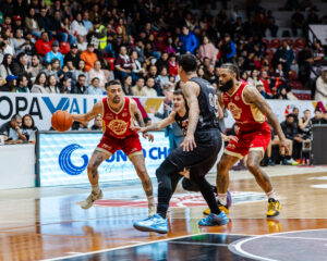 La quinteta capitalina anotó 38 puntos en el último cuarto para imponerse 98-92 en Zacatecas y colocarse a una victoria de avanzar a los Playoffs.