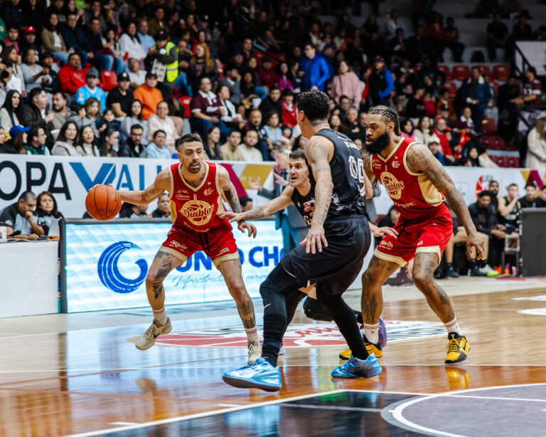 La quinteta capitalina anotó 38 puntos en el último cuarto para imponerse 98-92 en Zacatecas y colocarse a una victoria de avanzar a los Playoffs.