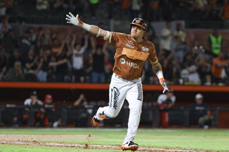 Naranjeros remonta con seis carreras en la octava y amarga el debut de Mexicali