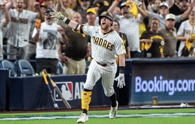 Padres sobreviven ante Brewers con jonrón de Cronenworth