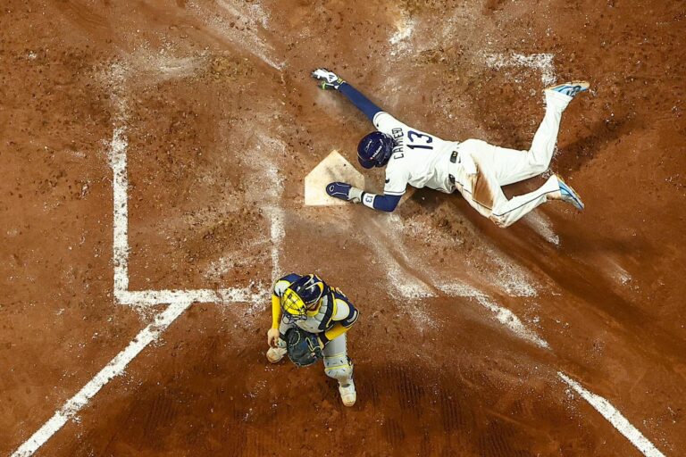 Rays resisten y vencen a Cerveceros en 12 entradas para seguir con vida en la Serie Mundial