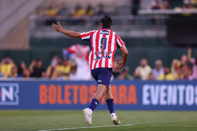 Chivas vuelve a imponerse al América y se lleva el Clásico de México en Oakland