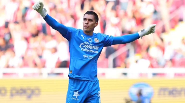 Raúl Rangel llega a 100 partidos con Chivas y consolida su crecimiento bajo los tres postes