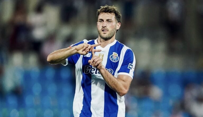 Porto busca proteger a Santiago Giménez de las críticas y la presión externa