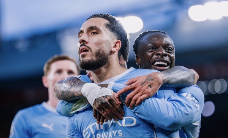 Manchester City golea al Liverpool y asalta el liderato de la Premier League