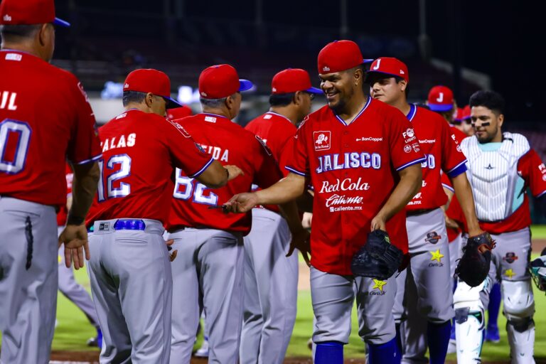 CHARROS BLANQUEA A JAGUARES EN TEPIC Y EMPAREJA LA SERIE