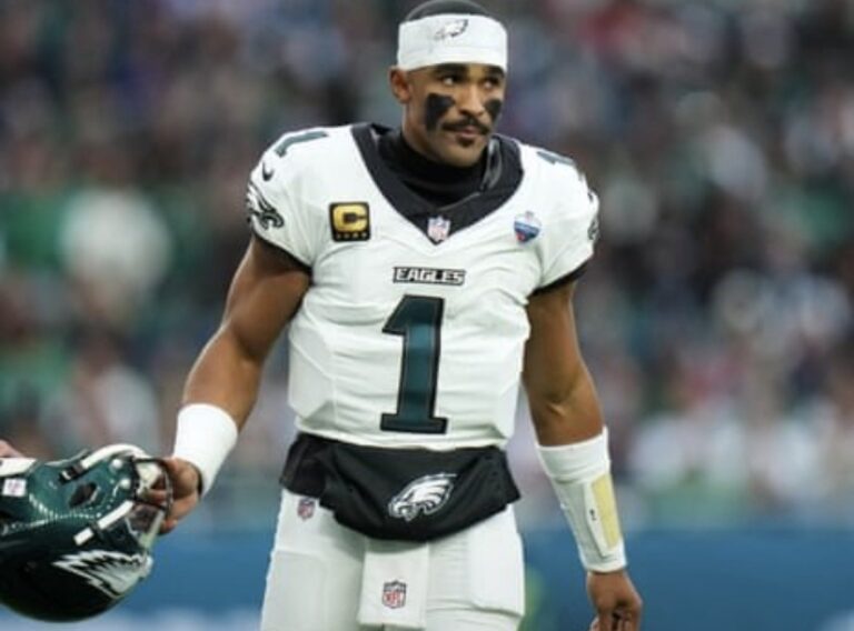 Jalen Hurts queda fuera de la temporada por coágulos en los pulmones