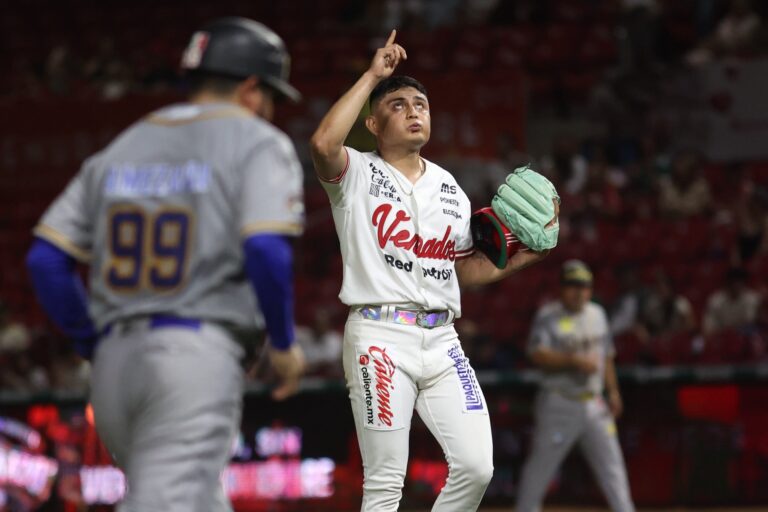 ¡VENADOS REMONTA CUATRO CARRERAS Y DOBLEGA A CHARROS EN MAZATLÁN!