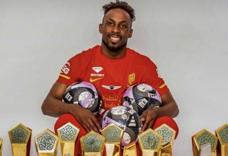 Julián Quiñones hace historia: primer mexicano entre los 30 finalistas al Balón de Oro